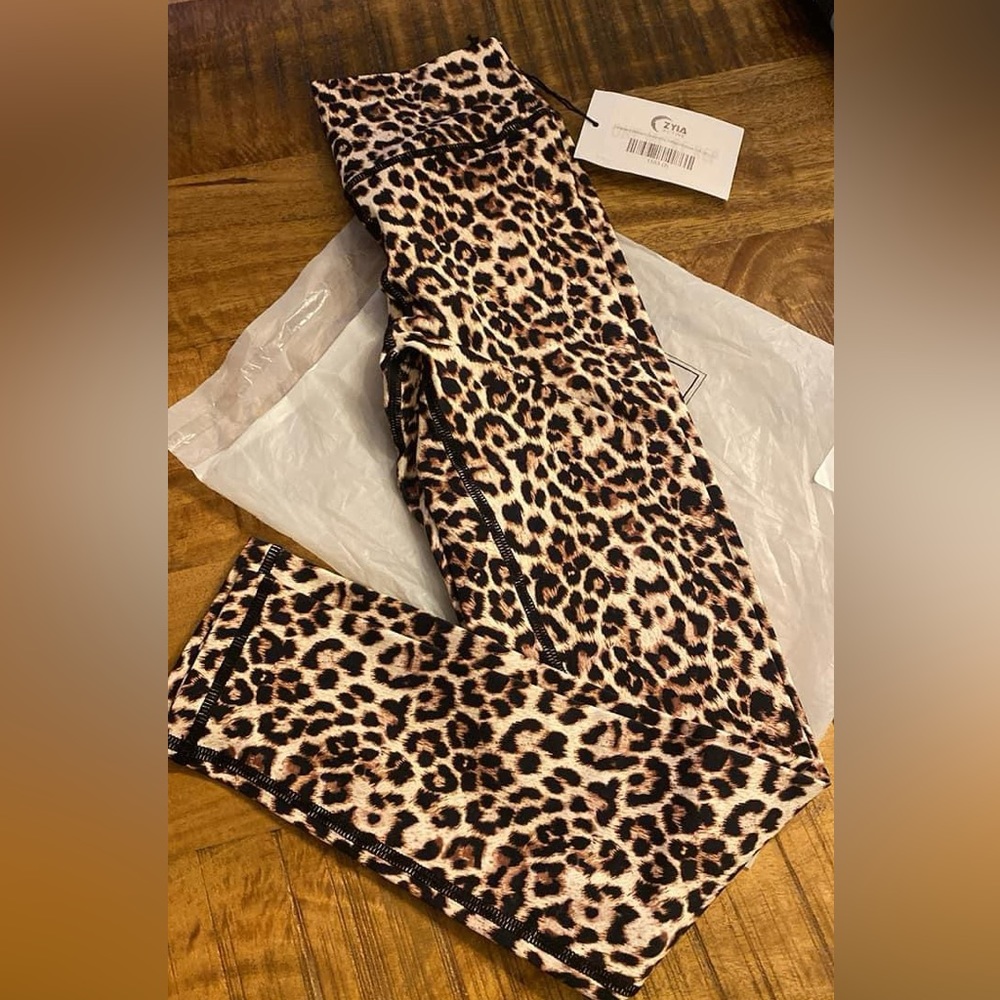 Zyia Active NWT Leopard Scrunchy What Hi-Rise 7/8 24”
Size 2